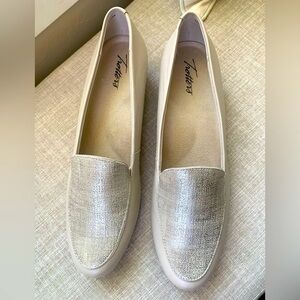 *NEW* TROTTERS LOAFERS METALLIC DETAIL LEATHER CREAM SIZE 10 NWT BOX